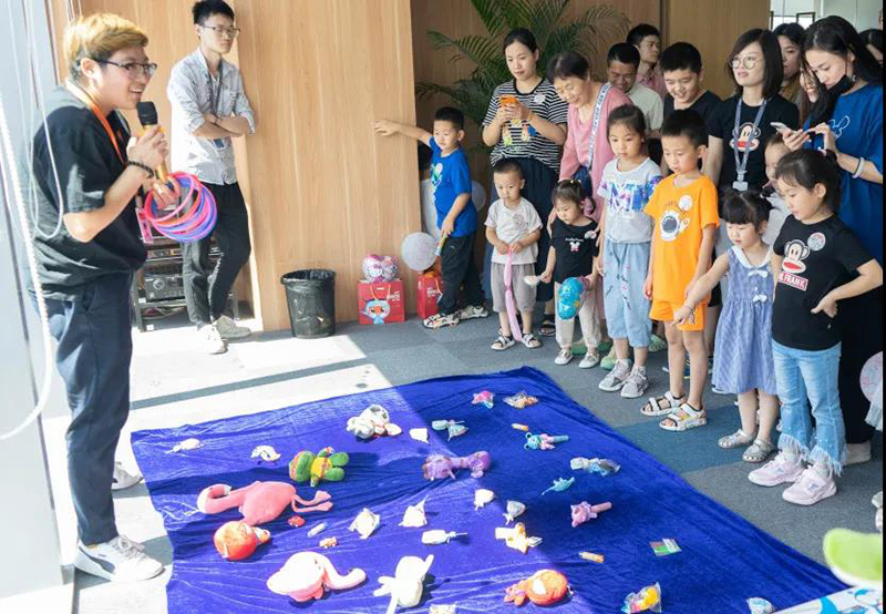 啟博家庭日，帶娃來上班！